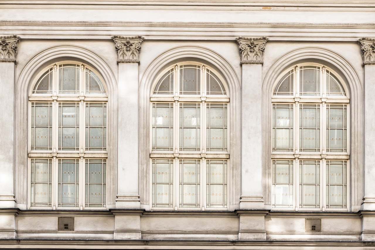 Drehfenster in einem alten Haus