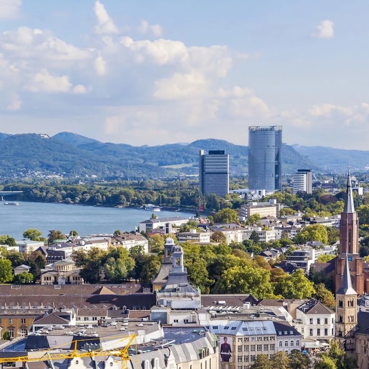 Skyline von Bonn mit vielen Fenstern