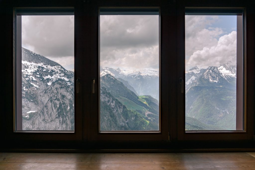Panoramafenster in einer Berglandschaft